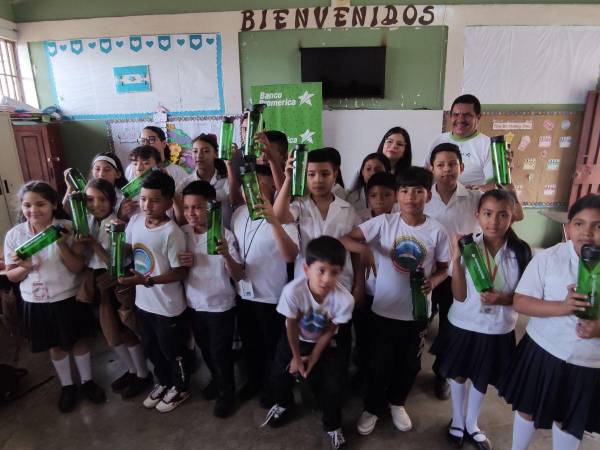 Los escolares recibieron un premio por parte de Banco Promérica.