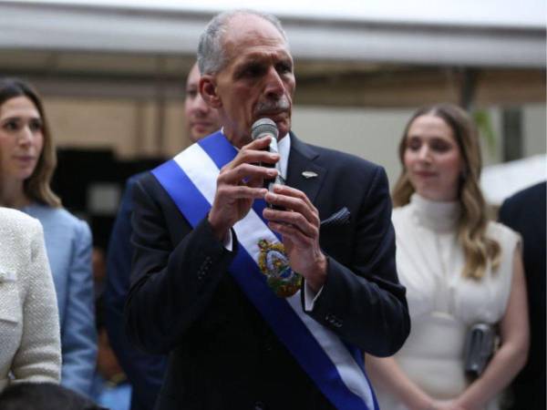 Aunque pequeña, pero significativa y distinta de las de otros gobiernos, la banda presidencial de Nasry Asfura tiene un toque que la hace única. Y no, no se trata de un color, sino algo personalizado. ¿Qué es? Aquí le damos los detalles: ​​​​