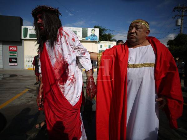 La feligresía católica participó en una representación que recreó la pasión y muerte de Cristo.