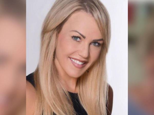 La exconductora estadounidense Angelynn Mock, de 47 años, fue arrestada el pasado 31 de octubre en la ciudad de Wichita, Kansas, Estados Unidos, acusada de asesinar a su madre, Anita Avers, de 80 años. El hecho ha causado conmoción tanto en la comunidad local como entre sus antiguos colegas de televisión.