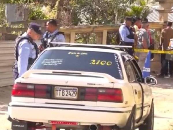 Los agentes colocaron la cinta amarilla para preservar la escena mientras se esperaba la llegada de Medicina Forense.