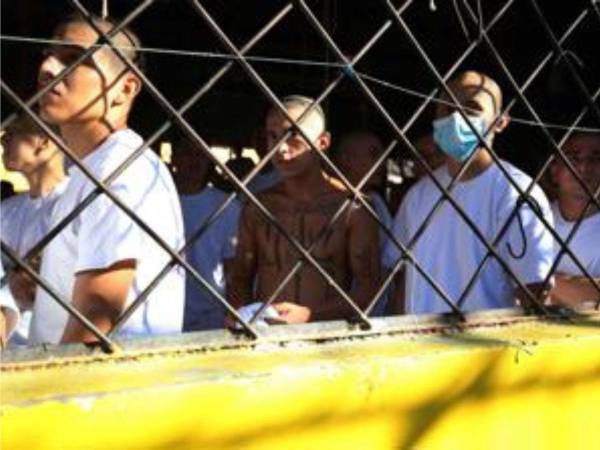 La reforma constitucional fue aprobada sin debate previo y ahora deberá ser ratificada para entrar en vigencia en El Salvador.