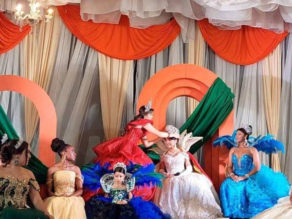 La ciudad de La Ceiba dio inicio oficial a la Feria Isidra y Gran Carnaval Internacional de la Amistad 2026 con la coronación de sus nuevas soberanas durante una gala celebrada la noche del sábado 9 de mayo.