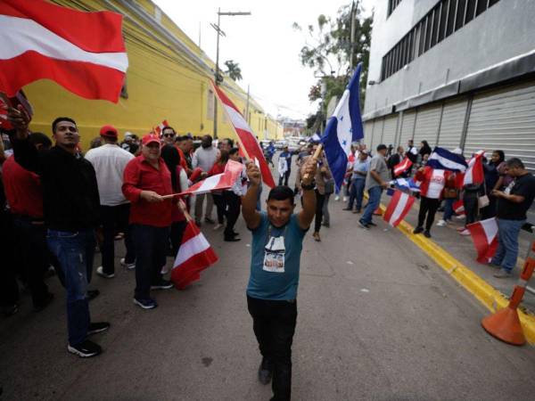 Empañada por un lento escrutinio especial, se ha visto la víspera de las fiestas de fin de año. Autoridades del Consejo Nacional Electoral (CNE) atribuyen los atrasos al Partido Liberal y al partido Libertad y Refundación (Libre). A continuación la protesta en las afueras del órgano electoral