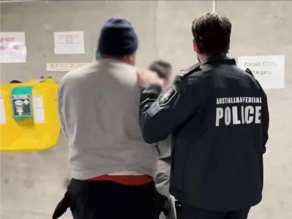 Cinco hondureños y un ecuatoriano, tripulantes de un buque mercante, fueron detenidos en Australia por su presunto papel en el tráfico de cerca de una tonelada de cocaína frente a la costa este del país, informaron este lunes fuentes oficiales.