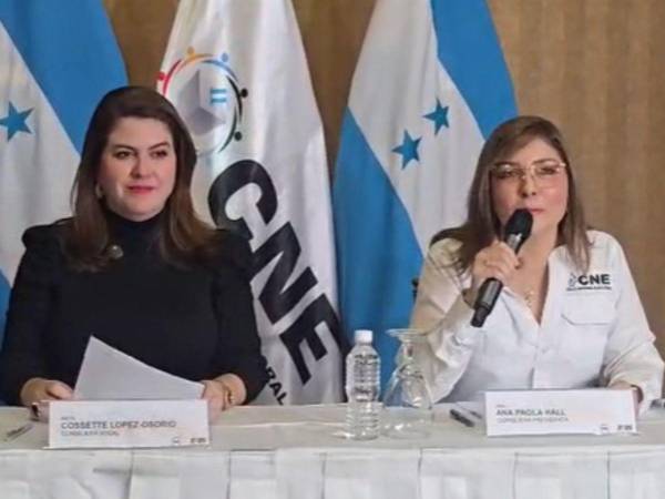 Las consejeras del CNE Cossette López y Ana Paola Hall.