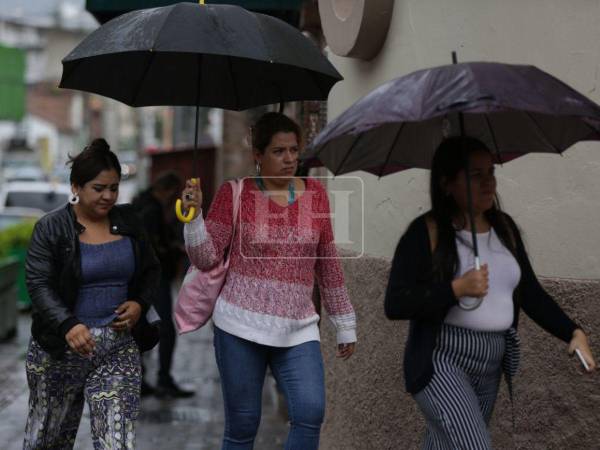 Se mantendrá la vaguada en superficie, junto con la convergencia de viento y humedad provenientes del mar Caribe y del océano Pacífico, lo que estará produciendo lluvias y chubascos débiles a moderados, de manera dispersa.