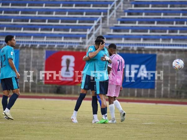 Kervin Arriaga celebró su tanto en compañía de Luis Palma.