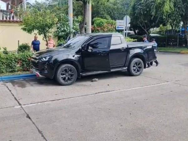 La víctima quedó tendida boca abajo en la parte delantera del automotor, con la puerta abierta.