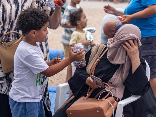 Cerca de 600 vehículos han cruzado hacia Marruecos en las primeras horas, mientras las autoridades mantienen controles para evitar nuevas aglomeraciones.