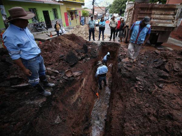 UMAPS advierte que la interconexión de aguas lluvias a la red sanitaria genera fisuras, colapsos y socavones en distintas zonas de la capital.
