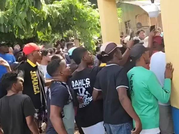 De acuerdo con información preliminar, la mujer habría sido estrangulada por su pareja, quien posteriormente fue perseguido y golpeado por pobladores de la zona.