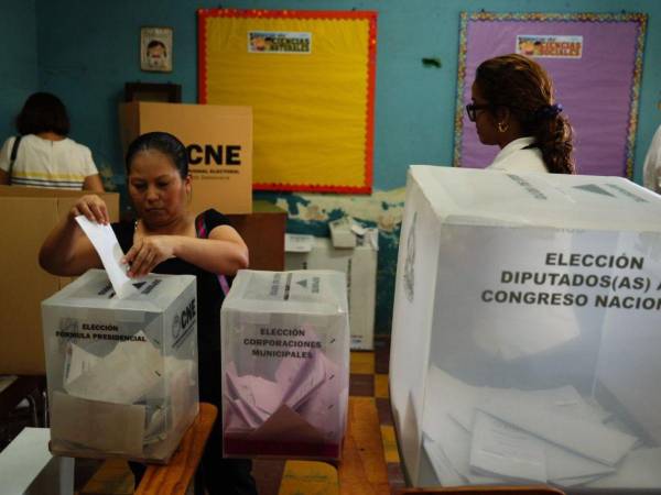 Tras las elecciones generales de 2025 en Honduras, circulan en redes sociales afiches falsos, deepfakes y mensajes manipulados que buscan desinformar sobre los resultados y los hechos posteriores a los comicios.