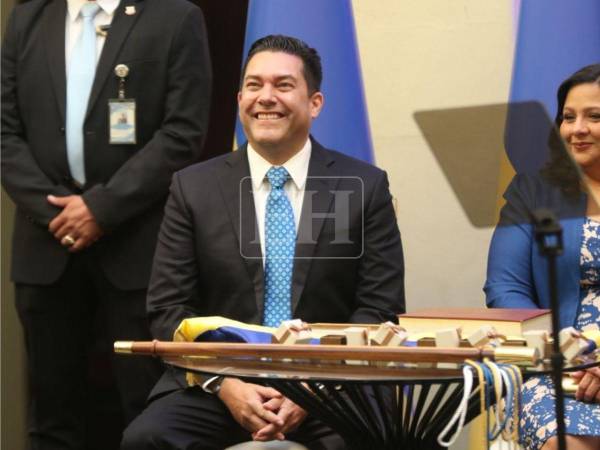 El próximo alcalde capitalino, Juan Diego Zelaya, llegó vestido con traje negro y una corbata azul con puntos blancos.