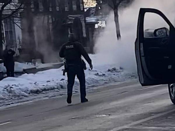 Tras imágenes movidas por el gesto de Ross se ve el vehículo de la mujer estrellándose contra un poste de la calle.