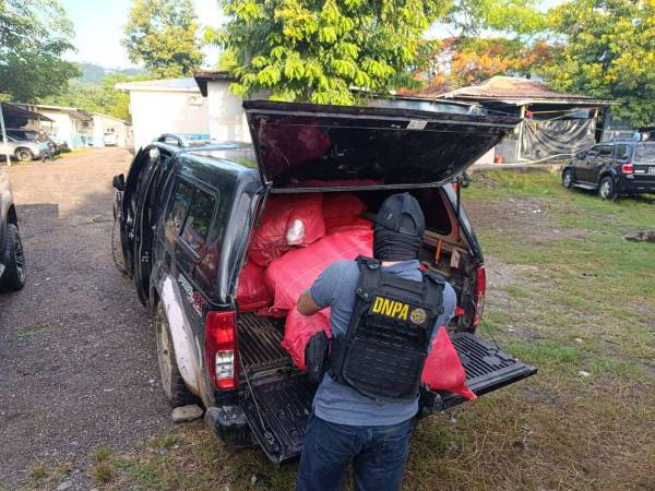 En sacos rojos eran transportados varios kilos de supuesta cocaína y marihuana, los cuales fueron decomisados en la aldea El Playón, municipio de Pimienta, Cortés.