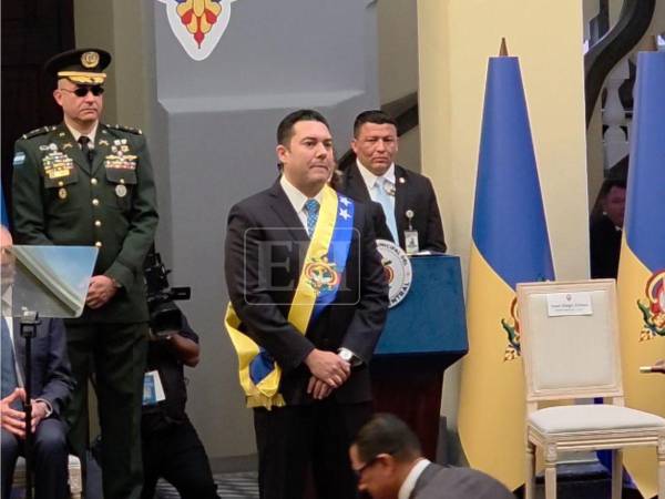 Juan Diego Zelaya asumió oficialmente el cargo este domingo en una ceremonia breve en el Museo para la Identidad Nacional, bajo fuerte resguardo policial y tras un reñido proceso electoral.