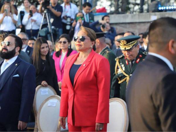 La presidenta de la República, Iris Xiomara Castro, inauguró este lunes el Mes Patrio con un acto solemne en el que se izó la Bandera Nacional.