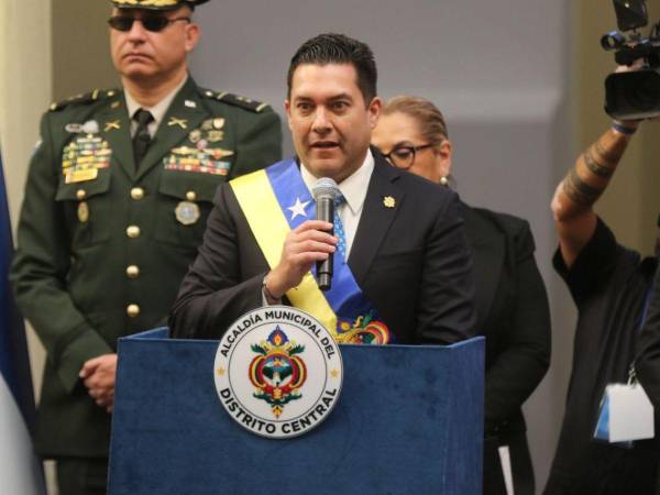 Juan Diego Zelaya durante su juramento como nuevo alcalde del Distrito Central este domingo 25 de enero.