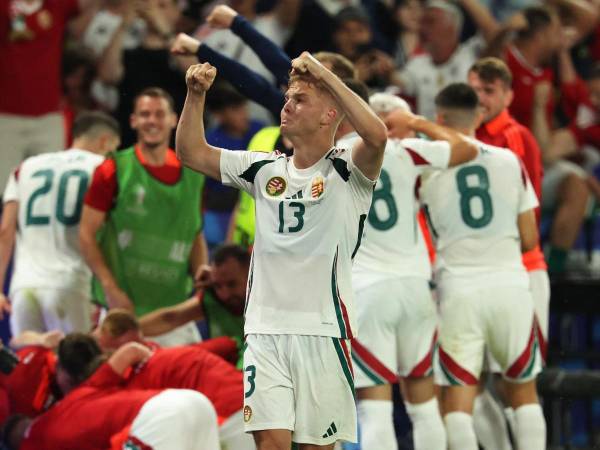 Celebración de Hungría tras derrotar a Escocia en los últimos minutos.