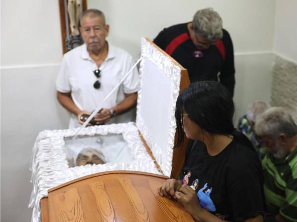 En una ceremonia íntima, una docena de personas despidieron este lunes a Rosa Elena González, de 80 años, residente del estado La Guaira, cercano a Caracas, y una de los civiles fallecidos durante los ataques de fuerzas estadounidenses en el país suramericano, en el cual fueron capturados el presidente Nicolás Maduro y su esposa, Cilia Flores.