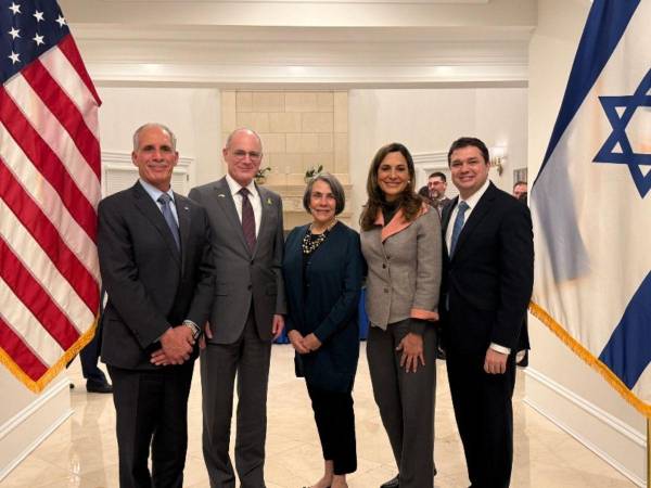 Nasry Asfura, presidente electo para el periodo 2026-2030, y María Elvira Salazar, congresista republicana estadounidense, en la Embajada de Israel en Estados Unidos.