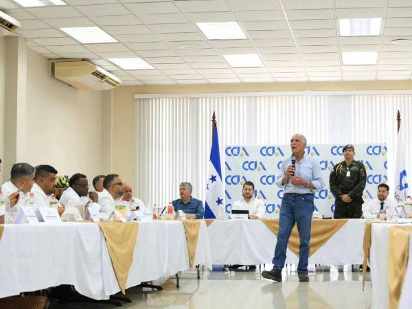 El presidente Nasry Asfura se reunió con empresarios de Atlántida para dar a conocer la cartera de proyectos de infraestructura y desarrollo que se impulsarán en el litoral atlántico.