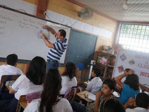 Son más de 60,000 los maestros que laboran en el sector público educativo.
