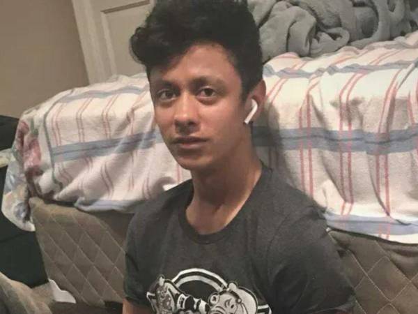 Según la Policía Estatal, el joven descendió del vehículo en el que iba y trató de cruzar la vía a pie, siendo impactado por una camioneta.