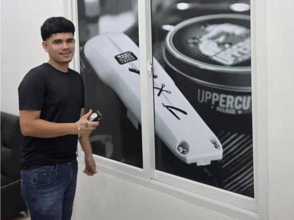 La noche del martes, varios sujetos armados llegaron hasta una barbería en el centro de Tocoa, Colón, donde atacaron a balazos a su propietario, Joel Fúnez Mejía, quitándole la vida dentro de su propio negocio. Aquí los detalles del crimen: