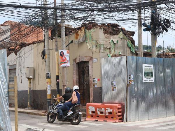 Los capitalinos lamentan la pérdida del negocio Chinda Díaz original, mientras el edificio permanece en ruinas sin avances en restauración.