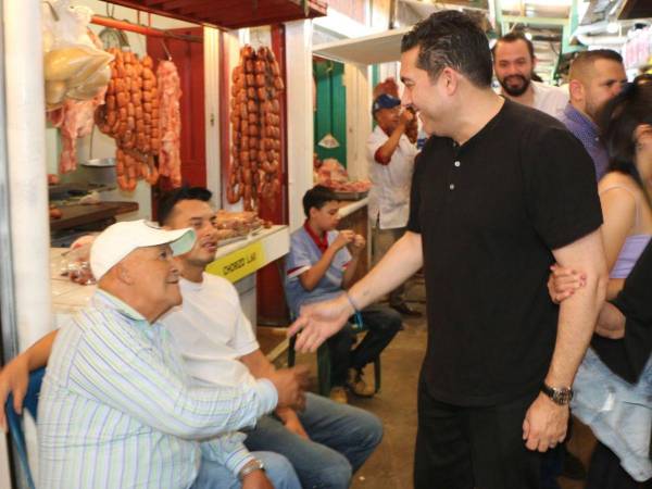 El aspirante a la alcaldía del Distrito Central, Juan Diego Zelaya, realizó durante el fin de semana una serie de recorridos por barrios, mercados y espacios deportivos de Tegucigalpa y Comayagüela, donde reiteró su compromiso con mejorar la gestión municipal y atender las necesidades de la población capitalina.