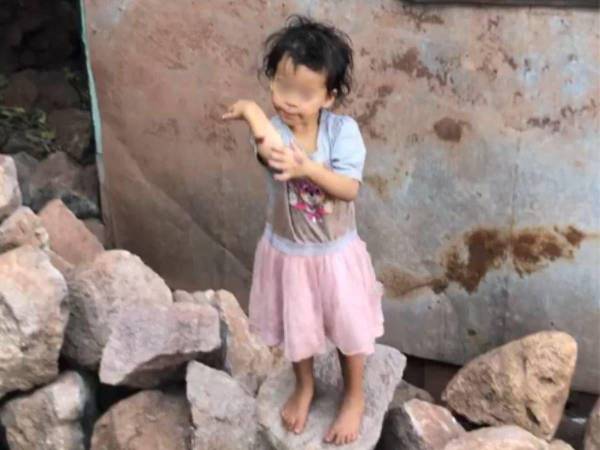 Las menores fueron grabadas por vecinos al encontrarse solas en la vivienda.