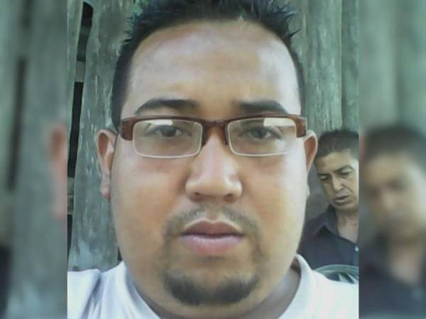 Como Juan José Izaguirre, de 35 años de edad, fue identificado el despachador de buses que perdió la vida. Su cuerpo quedó tendido en unos puestos de madera.