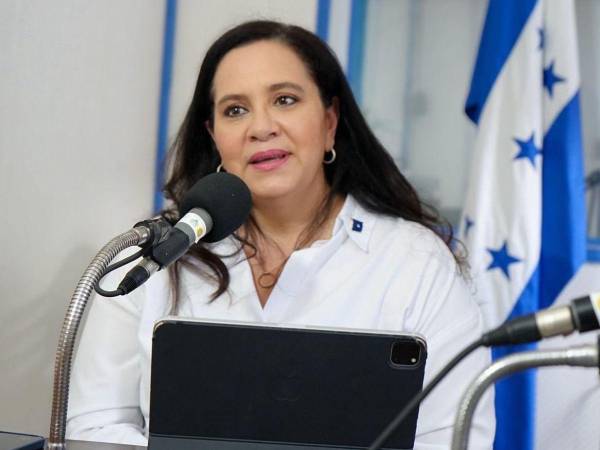 La precandidata presidencial y exprimera dama, Ana García de Hernández reveló recientemente que el presidente electo Donald Trump le dio un piropo frente al expresidente Juan Orlando Hernández. Esta fue su reacción.