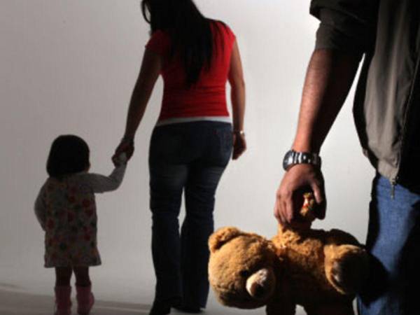 La sustracción parental internacional consiste cuando uno de los padres retiene al hijo fuera de su país de residencia.