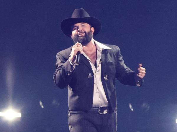 El cantante de Hermosillo celebra uno de los mayores reconocimientos de su carrera.