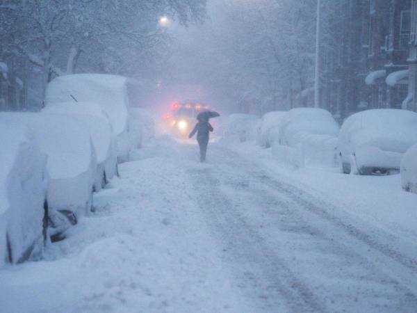 La ventisca histórica de casi 24 horas que ha azotado Nueva York dio paso este lunes a una batalla campal de bolas de nieve en un parque del sur de Manhattan. Aquí las fotos: