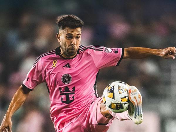 El defensa español sacó un disparo de afuera del área para romper el empate en el marcador.