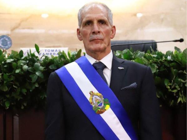 Asfura asumió el cargo con su mano reposada sobre la Constitución de la República y rodeado de su esposa e hijas.