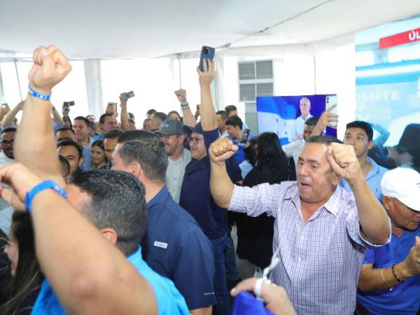 Entre gritos, abrazos y lágrimas de emoción, los seguidores del Partido Nacional recibieron la noticia del triunfo de Nasry Asfura.