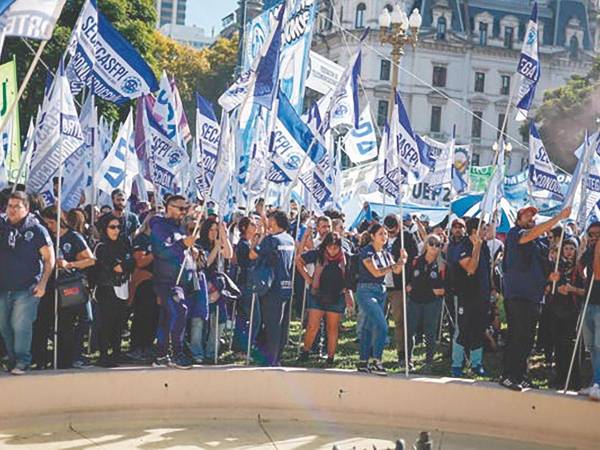 Marcha. “Vamos a profundizar los conflictos, basta de paciencia” es la advertencia de la Central General de Trabajadores (CGT) contra el gobierno de Javier Milei, en Argentina, en una marcha un día antes de las celebraciones a nivel mundial del Día de los Trabajadores.
