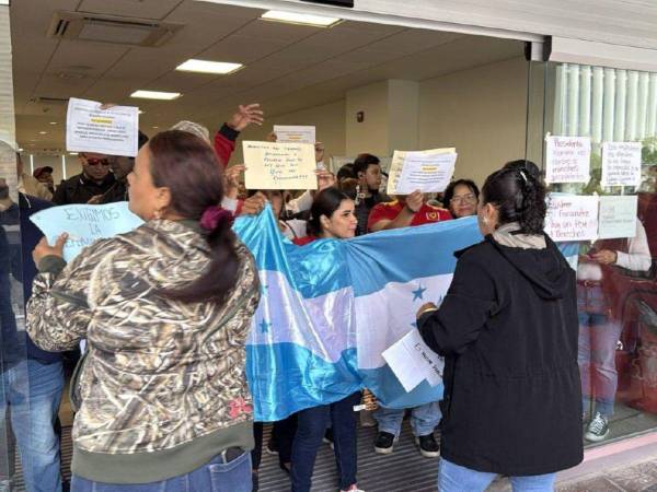 Los protestantes se plantaron dentro de las instalaciones del Centro Cívico Gubernamental (CCG), con cárteles y banderas de Honduras, para exigir una respuesta rápida a su solicitud.