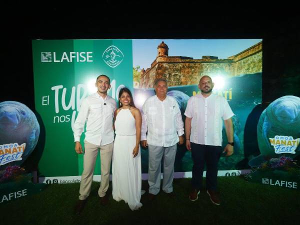 Autoridades y representantes del sector turístico junto a Tania Lozano, ejecutiva de Banco LAFISE participaron en la primera edición de Manatí Fest Omoa.