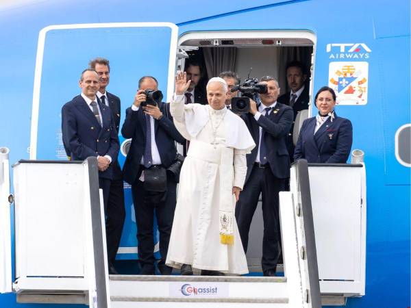 Saludo. El Papa se encuentra en un viaje apostólico de once días a África, con escalas en Argelia, Camerún, Angola y Guinea Ecuatorial. En la foto cuando se despedía de feligreses en Angola mientras embarca en el avión papal hacia Guinea Ecuatorial.