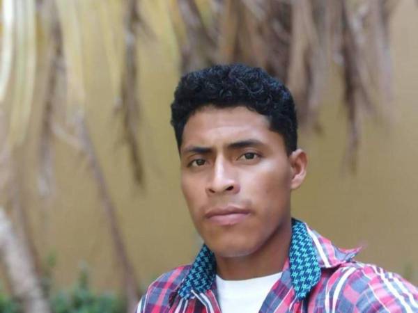 Solo cinco días de trabajar en ese lugar tenía Elier Agüero, guardia de seguridad que murió en un tiroteo frente a un negocio ubicado frente al cementerio del barrio Mejía, en La Ceiba, Atlántida. Cámaras de seguridad grabaron todo. A continuación, los detalles.