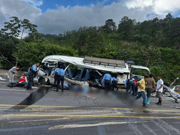 Al menos cuatro personas murieron y varios policías resultaron heridos tras el choque de una unidad policial contra una rastra en Comayagua.
