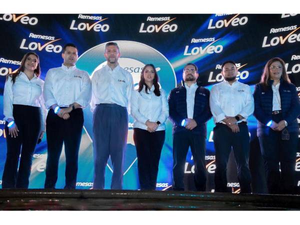 Autoridades de Loto y Loveo durante el evento de lanzamiento de este último.