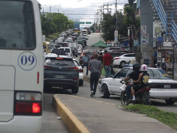 Distintos puntos del anillo periférico reportan tráfico en horas del mediodía, a pesar de las medidas de alivio de la Alcaldía Municipal del Distrito Central.