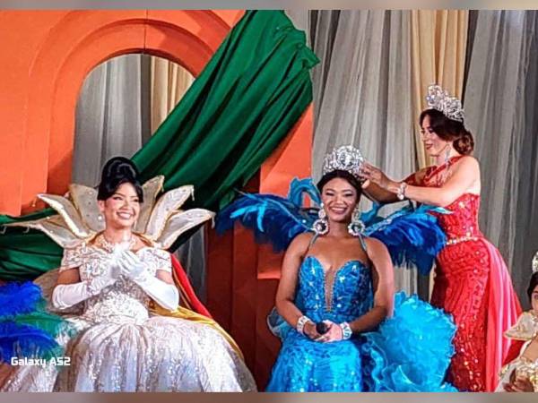 Momento de la coronación de las reinas de la feria.